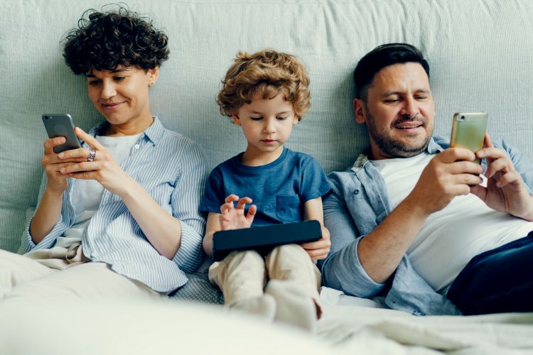 screen-time-phones-eye-health-10