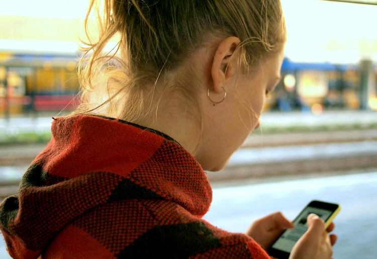 screen-time-phones-eye-health-4